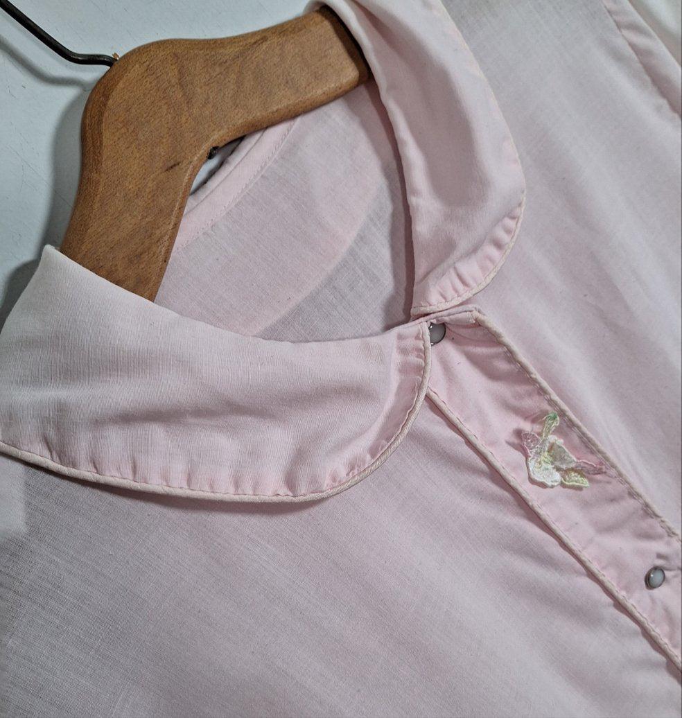 60s Pearl Snap Pastel Pink House Coat S/M - themallvintage The Mall Vintage