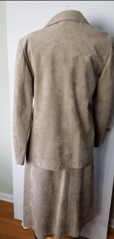 70s Beige Vegan Suede Skirt Suit 10/12 M/L - themallvintage The Mall Vintage