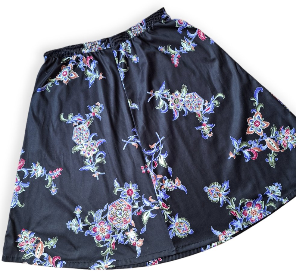 70s Black Floral A Line Midi Skirt 2X/3X - themallvintage The Mall Vintage
