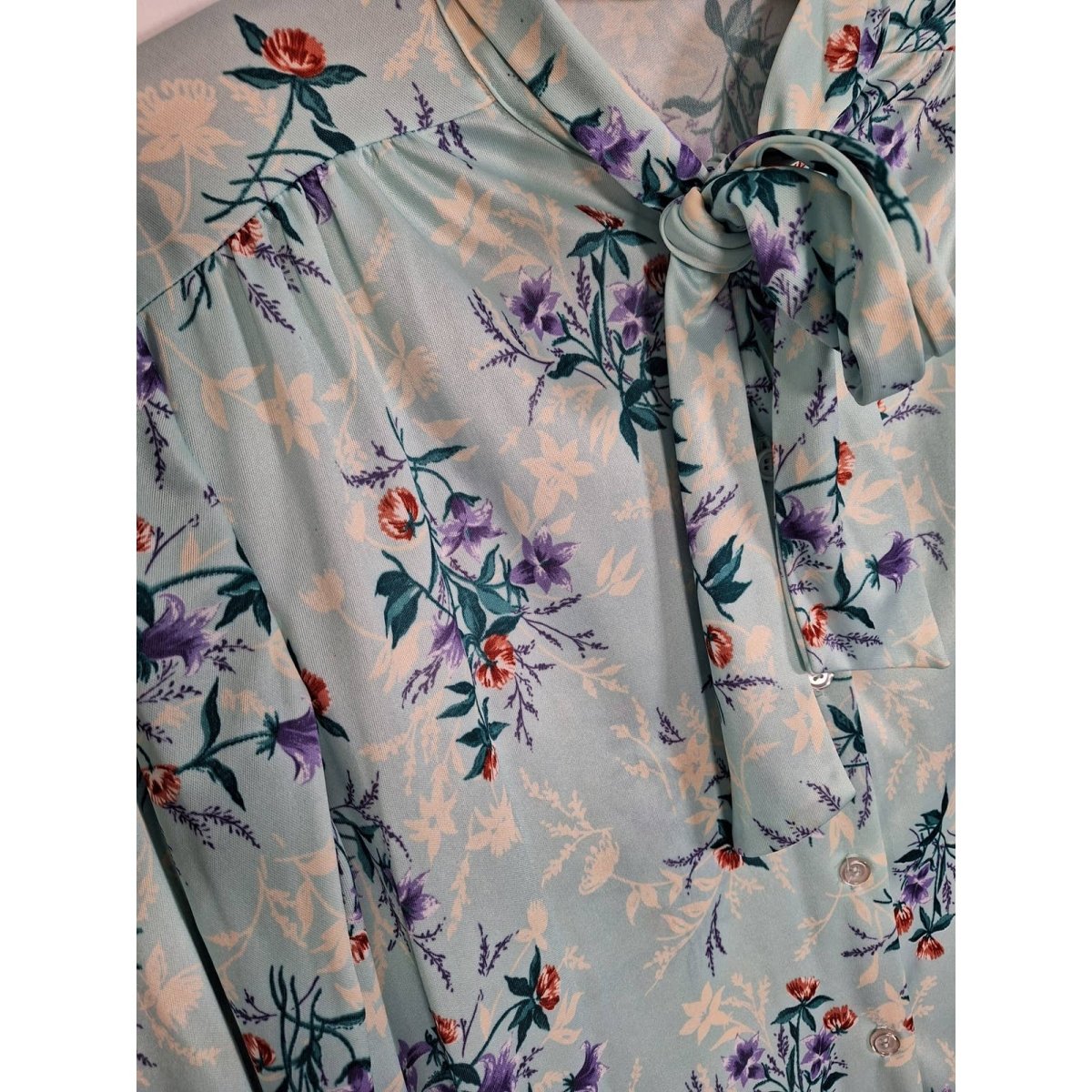 70s Floral Bow Blouse Size Large Chest up to 42" - themallvintage The Mall Vintage