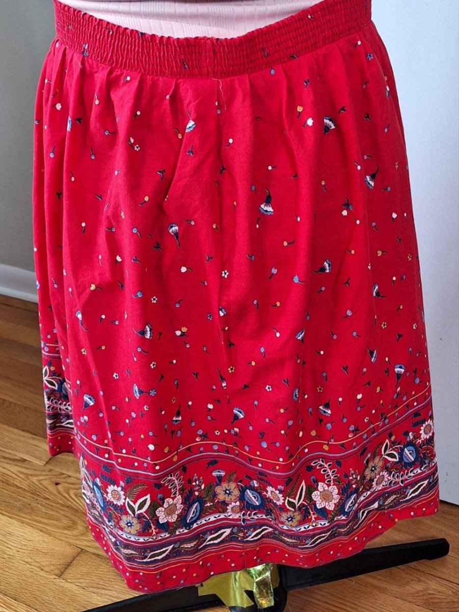 70s Red Floral Border Print Skirt Wiast 36" to 40" - themallvintage The Mall Vintage
