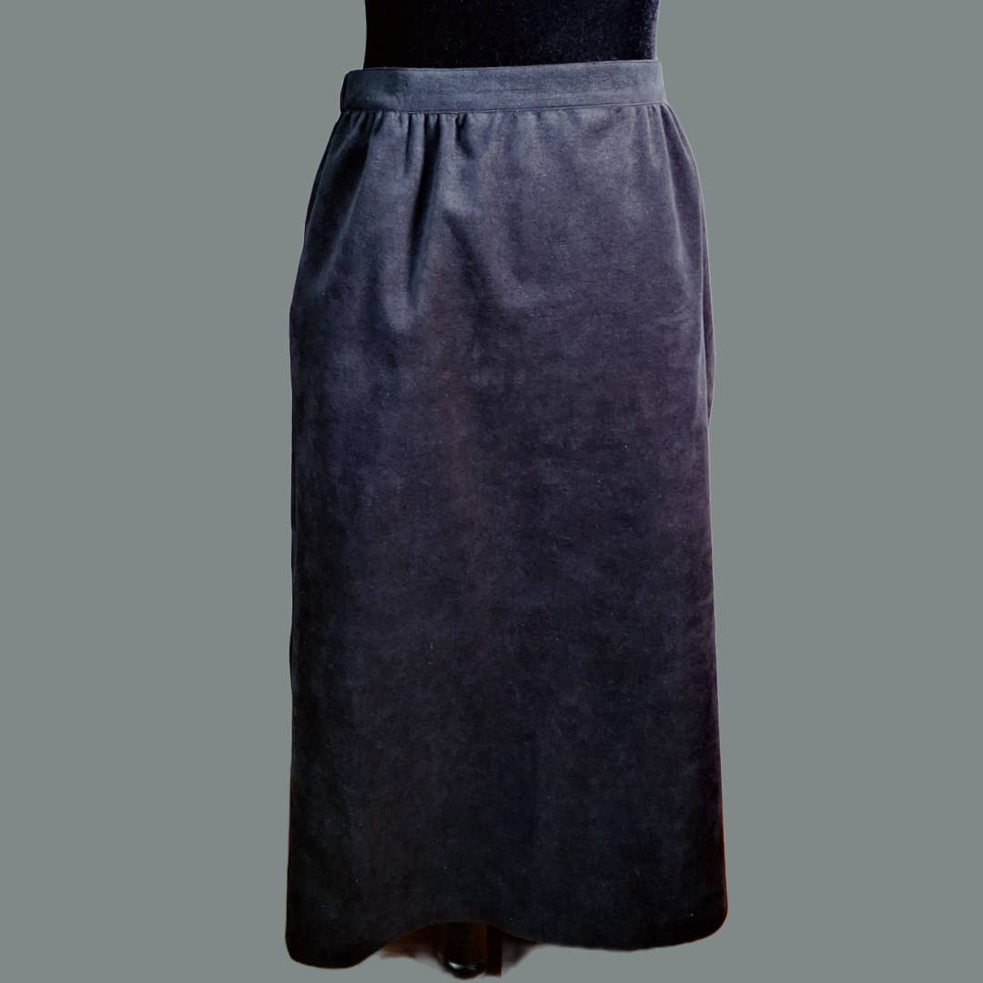 70s/80s Black Vegan Suede Leather Skirt Medium Waist 28" to 30" - themallvintage The Mall Vintage