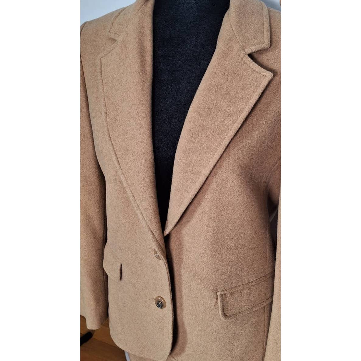 70s/80s Camel Hair/Wool Tailored Skirt Suit Size 6 Small to Medium - themallvintage The Mall Vintage