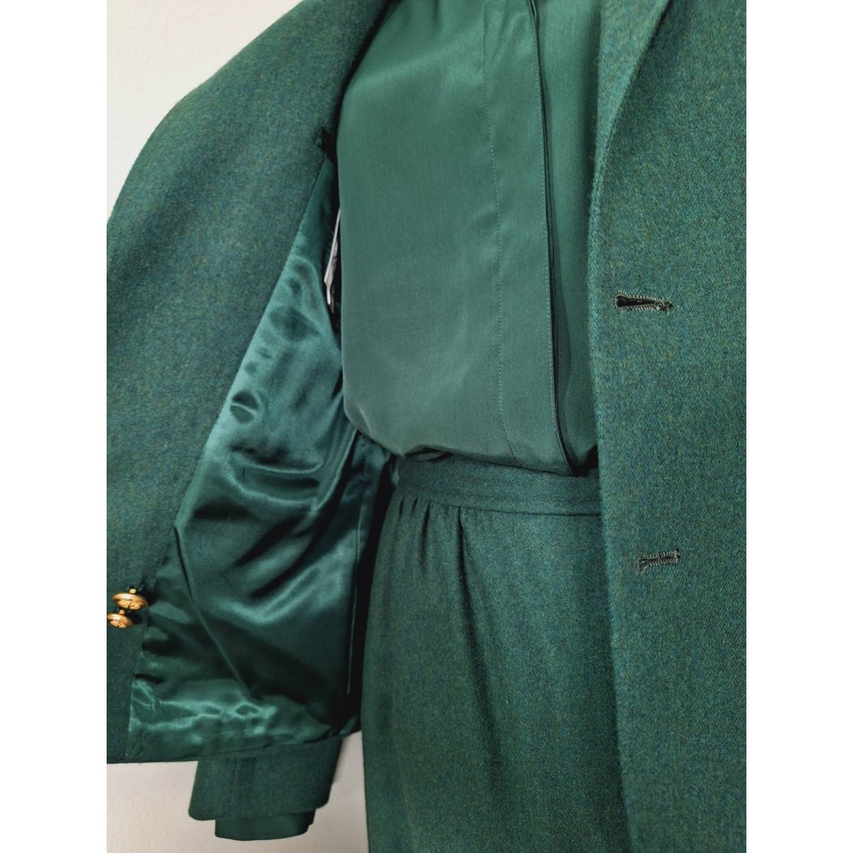 70s/80s Green Monochrome Anchor Button 3 Piece Skirt Suit Size 6 34/28/40 - themallvintage The Mall Vintage