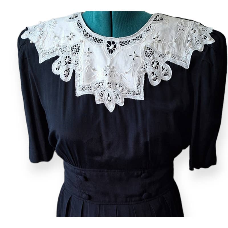 80s Black Midi Dress with White Bib Collar Size 16 L/XL - themallvintage The Mall Vintage