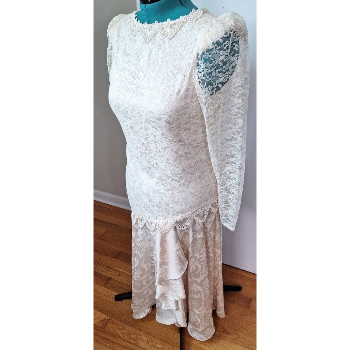 80s Lace Drop Waist Dress Size Medium to Large - themallvintage The Mall Vintage