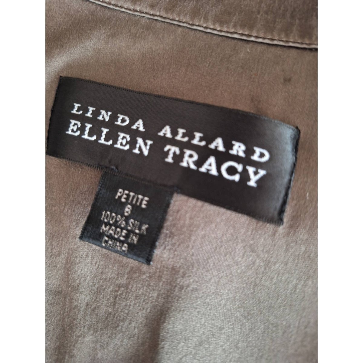 90s Ellen Tracy Metallic Silk Blouse Size 8P S/M - themallvintage The Mall Vintage