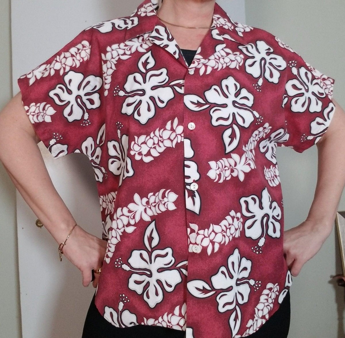 90s Maroon and White Hawaiian Shirt Women's Large - themallvintage The Mall Vintage