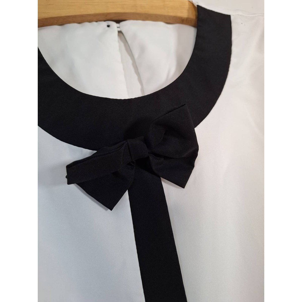 Vintage 80s B&W Bow Blouse Women's Size 22W AS IS - themallvintage The Mall Vintage