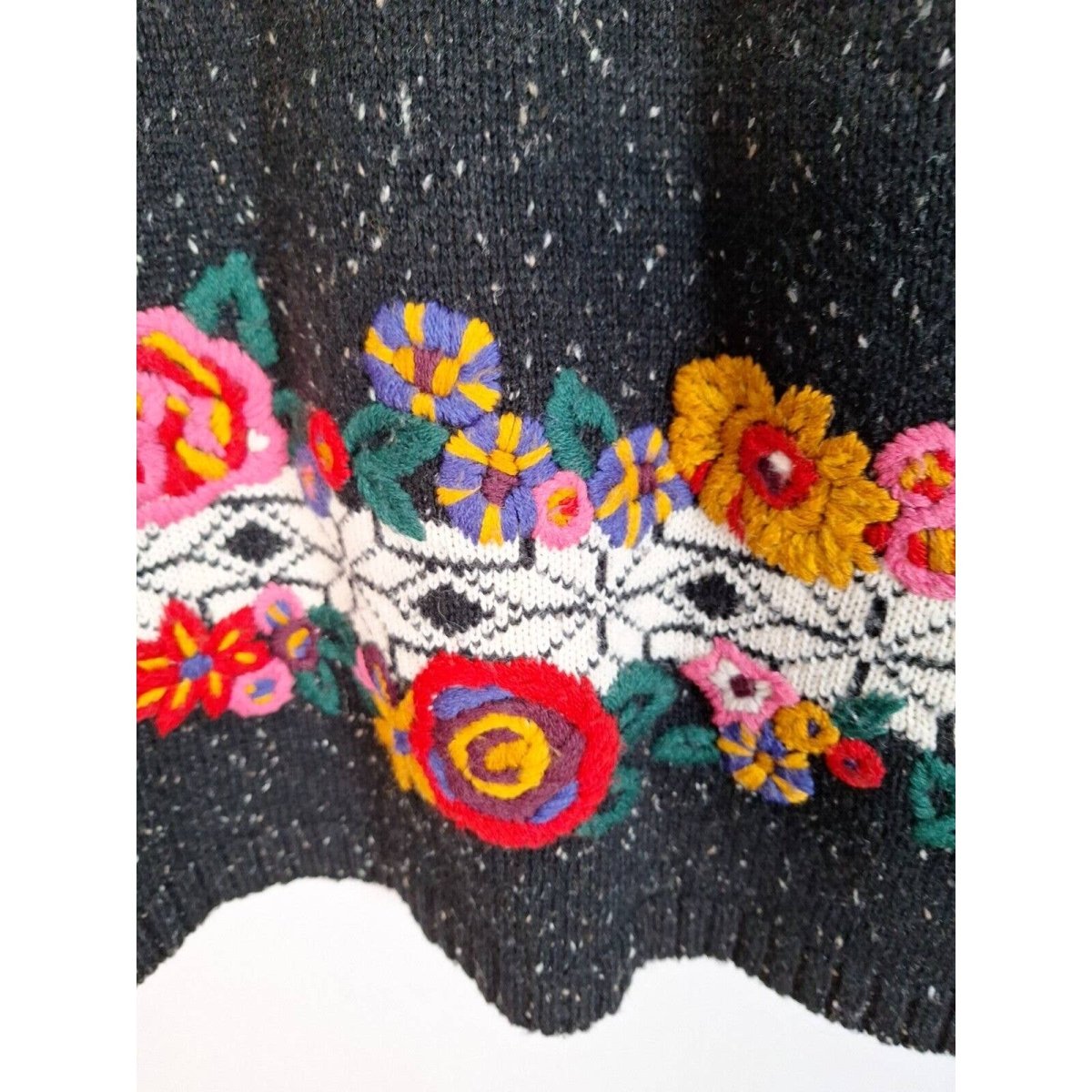 Vintage 80s/90s Black Floral Embridered Sweater Women's Size L/XL Chest 50" - themallvintage The Mall Vintage