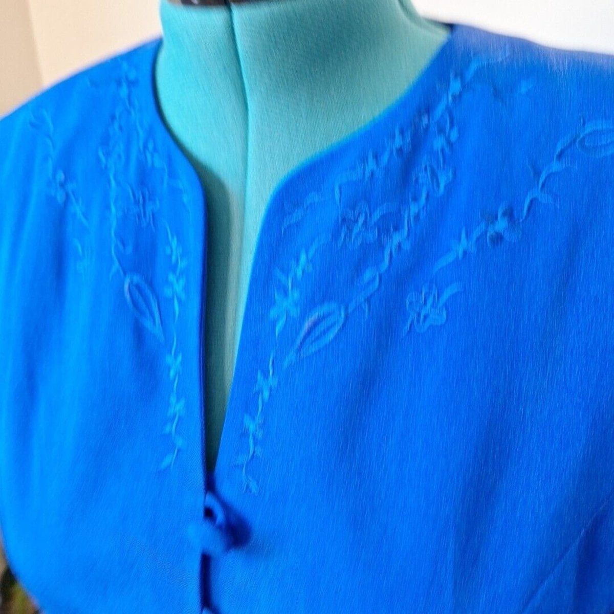 Vintage 80s/90s Blue 100% Silk Embroidered Jacket Women Size Medium 6/8 - themallvintage The Mall Vintage